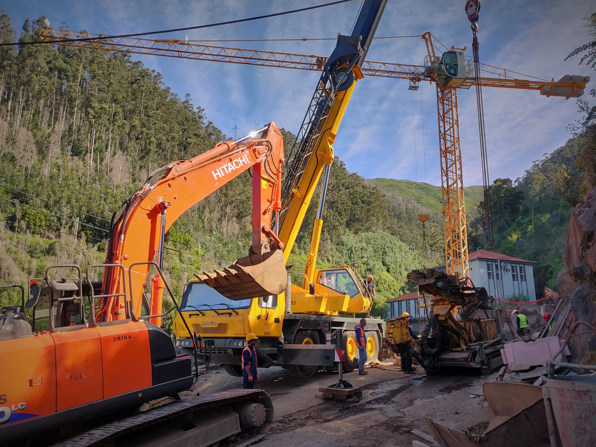 Obra de construção na Madeira com gruas e escavadoras